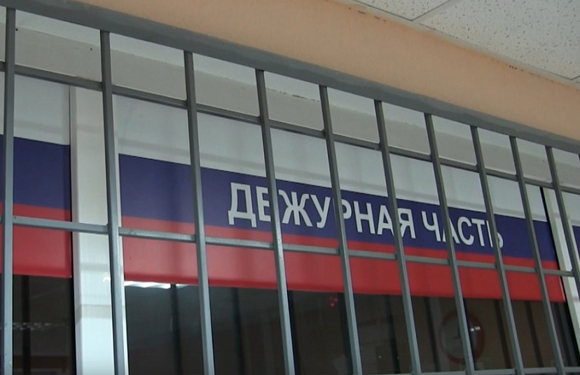 Знакомый из интернета позвал девушку на женский стендап и оставил без денег 
